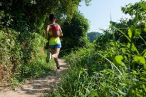 Corsa su strada vs. corsa su sentieri (trail running): differenze, vantaggi, e come prepararsi per ognuna